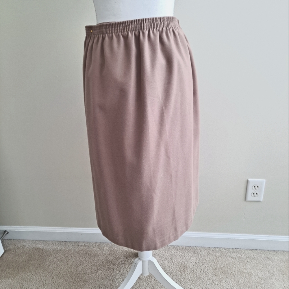 CLEARANCE 💐 BUNDLE 4 for $10 ELASTIC WAIST SKIRT